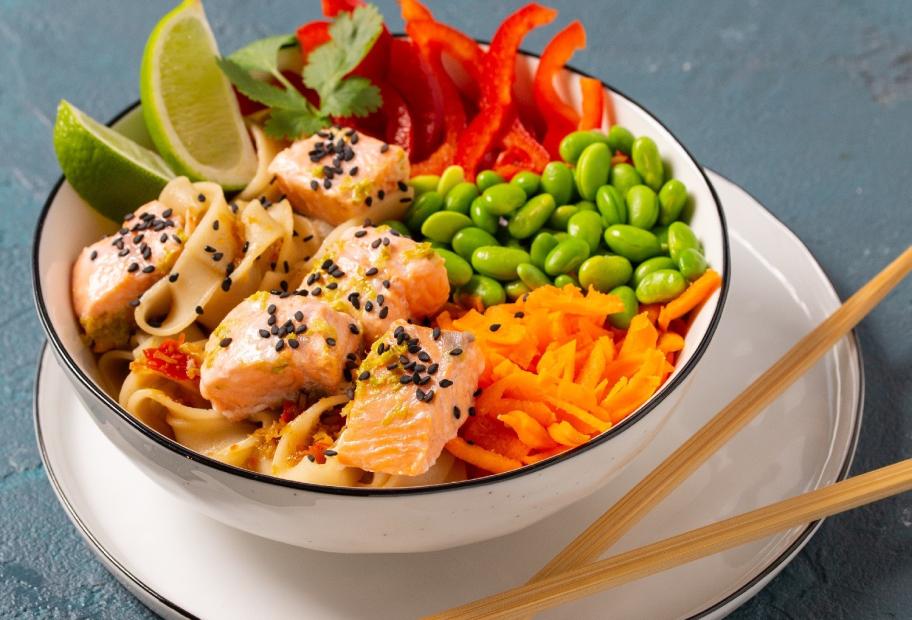 Asia-Bowl mit Reisnudeln, Lachs, Gemüse und Sesam | Simply-Cookit