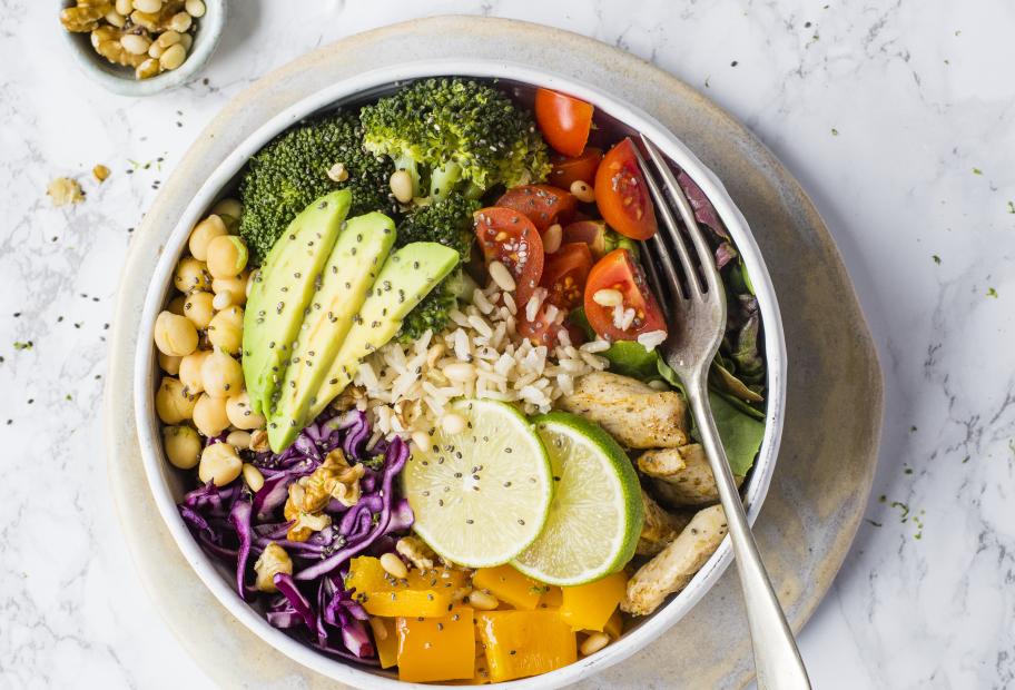 Buddha-Bowl mit Reis und Hähnchen
