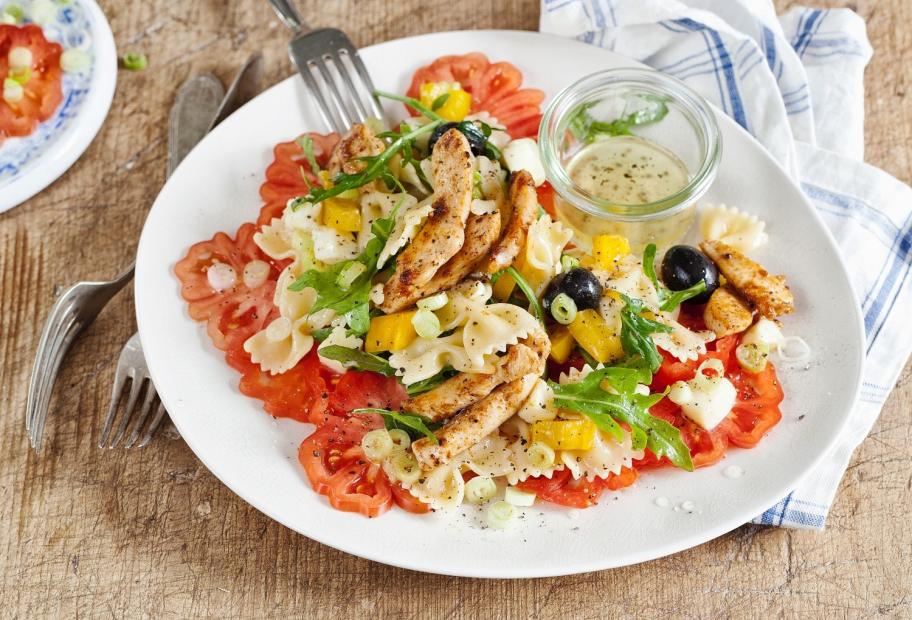 Bunter Nudelsalat mit gebratenen Hähnchenstreifen | Simply-Cookit
