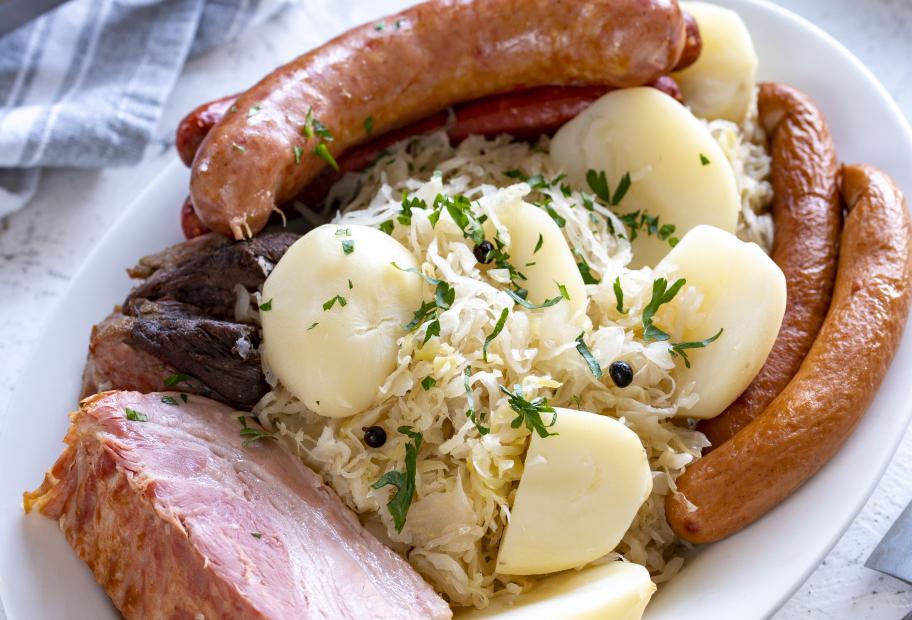 Choucroute Alsacienne Sauerkrautplatte Mit Fleisch Und WüRsten ...
