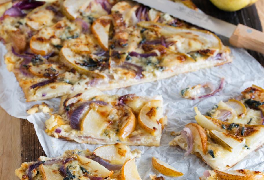 Flammkuchen mit Birne und Blauschimmelkäse | Simply-Cookit