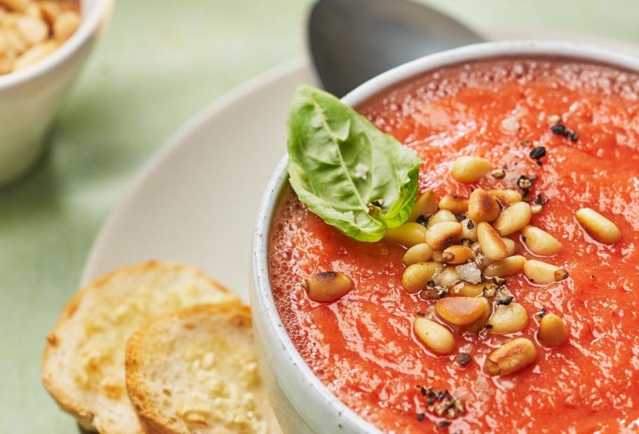 Gazpacho mit gerösteten Pinienkernen