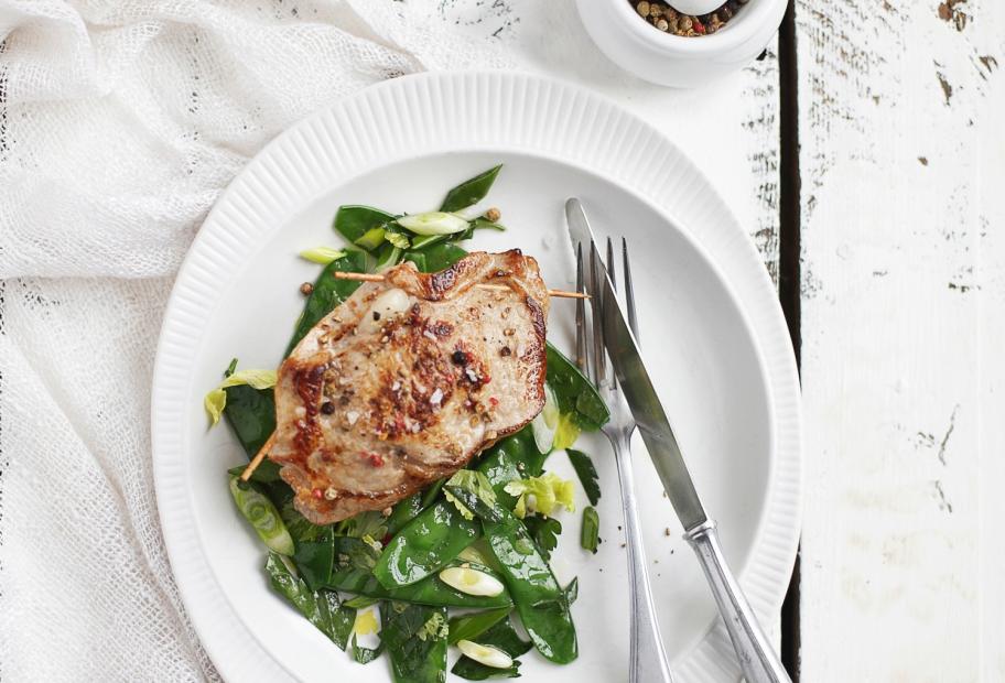 Gefüllte Kalbsrückensteaks mit Ziegengouda und Zuckerschoten | Simply ...
