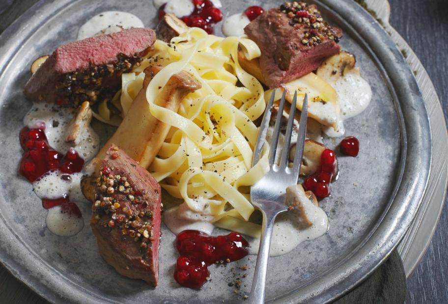 Gepfefferter Rehrücken mit Pilzrahmsauce und Tagliatelle | Simply-Cookit