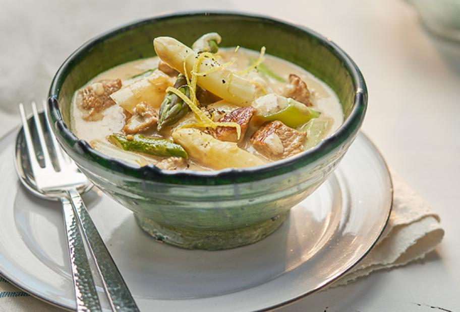 Kalbsrahmgulasch mit Spargel weiß und grün | Simply-Cookit