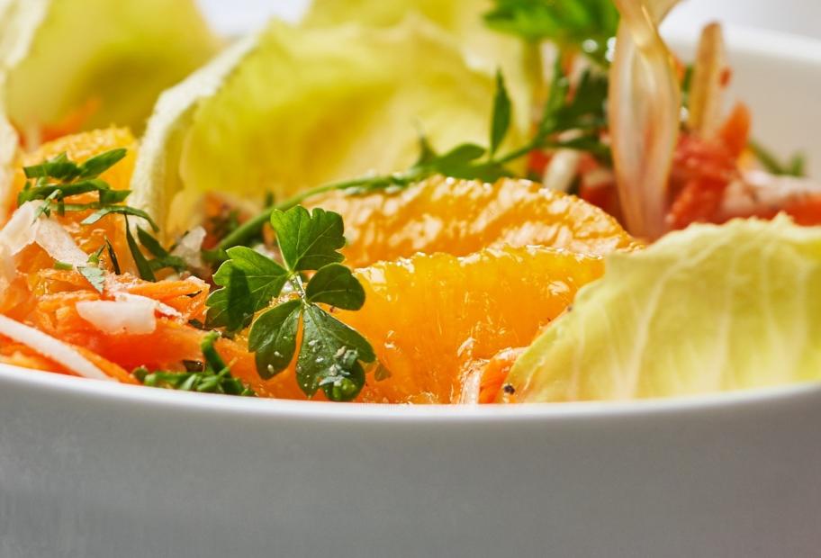 Karottensalat mit Sellerie, Äpfeln und Orangenfilets | Simply-Cookit