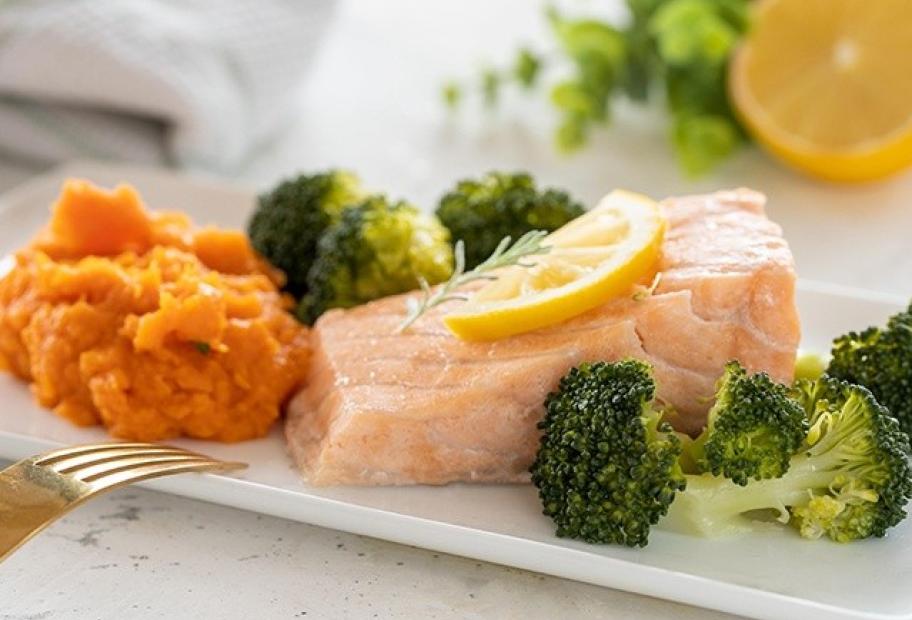 Süßkartoffelpüree mit Lachs und Brokkoli | Simply-Cookit