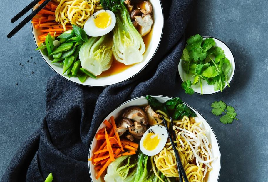 Vegetarische Miso Ramen Suppe mit 7 Toppings » REZEPT