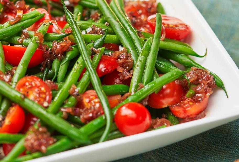 Salat von grünen Bohnen mit Balsamico-Schalotten und Kirschtomaten ...