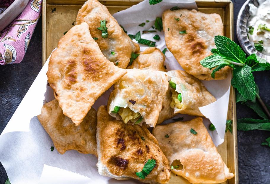 Samosas mit vegetarischer Füllung und Minz-Joghurt | Simply-Cookit