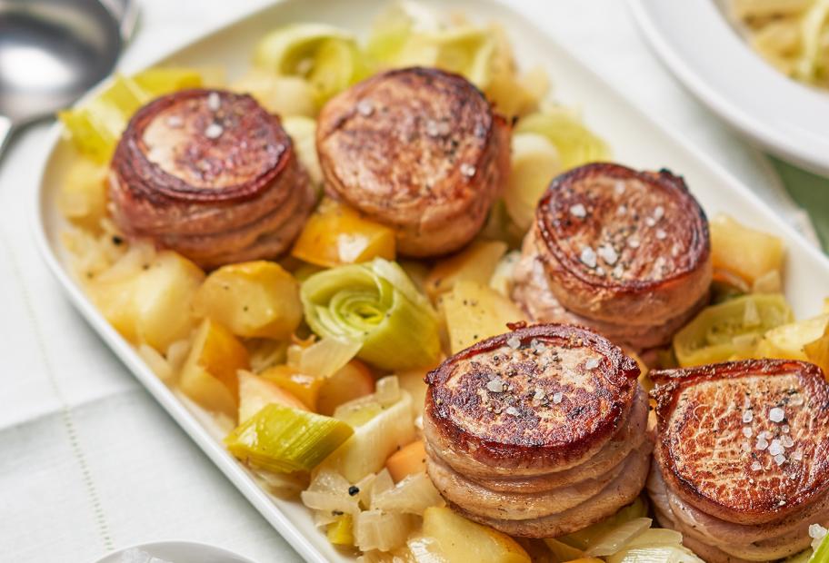 Schweinefiletmedaillons mit Bacon und Apfel-Lauchgemüse | Simply-Cookit