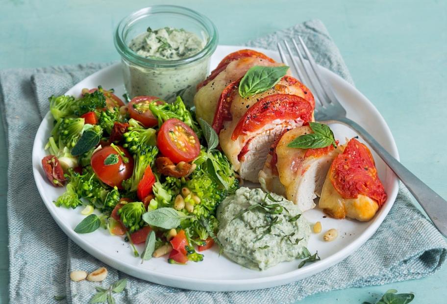Überbackenes Tomate-Mozzarella-Hähnchen mit Brokkolisalat ...