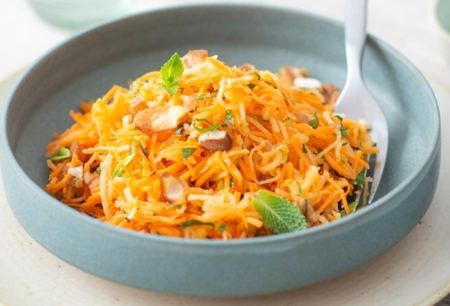 Karotten-Apfel-Salat mit Granola | Simply-Cookit