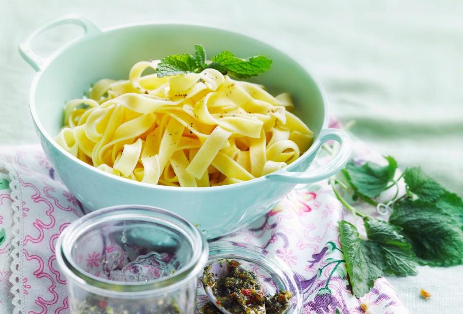 Tagliatelle mit Zitronenmelisse-Pesto | Simply-Cookit