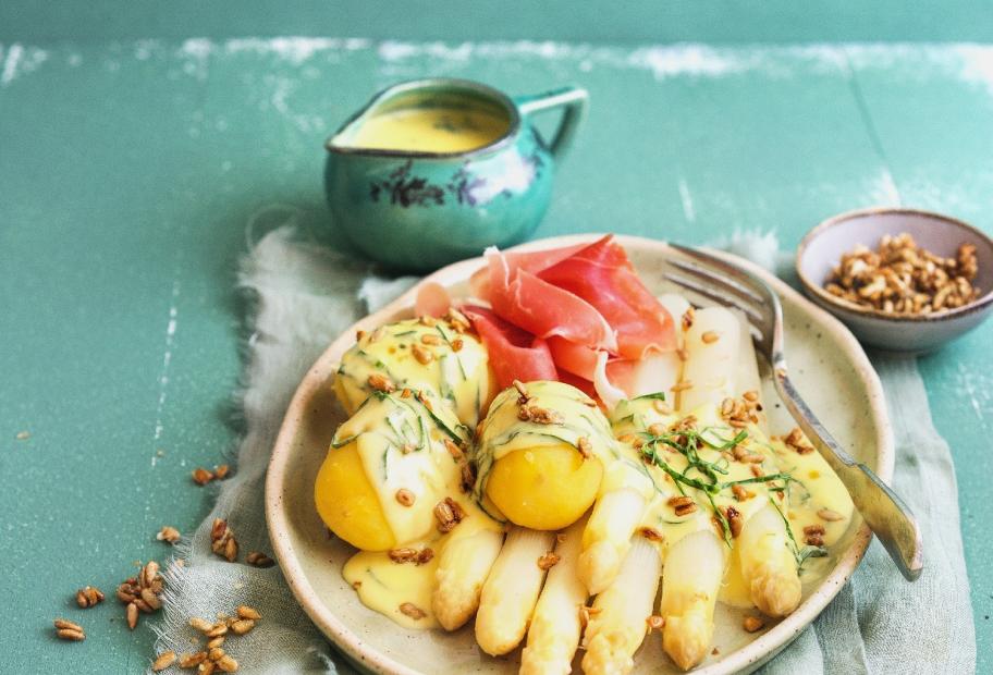 Weißer Spargel mit Bärlauch-Senf-Hollandaise | Simply-Cookit