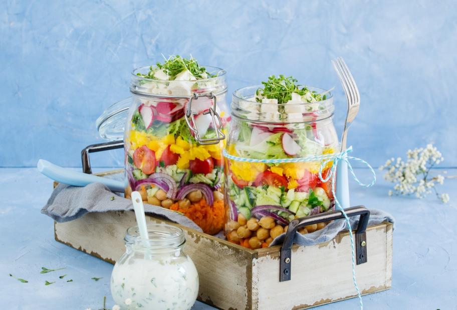 Bunter Schichtsalat mit Kichererbsen und Joghurtdressing im Glas ...