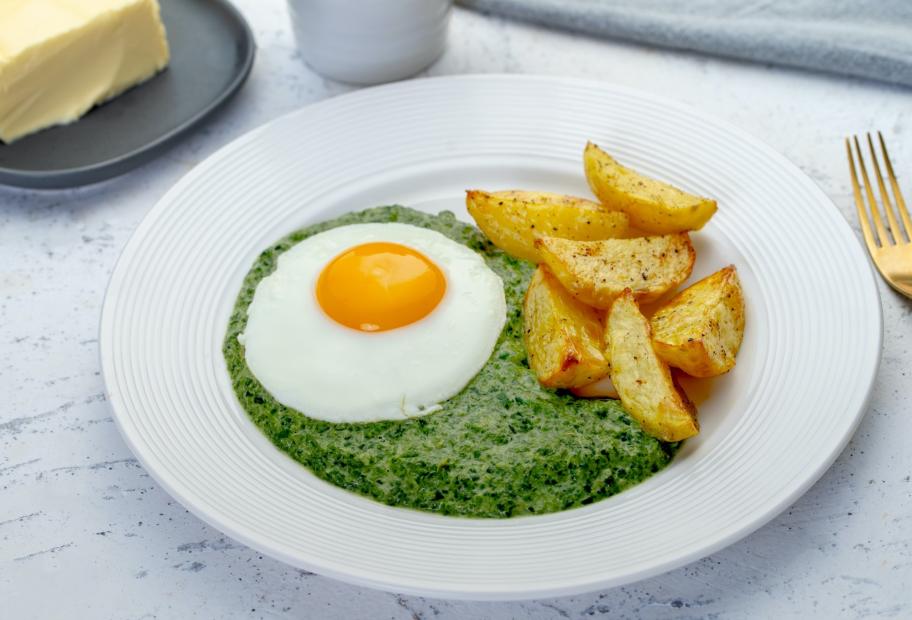 Cremiger Spinat mit Ei und gebackenen Kartoffeln | Simply-Cookit