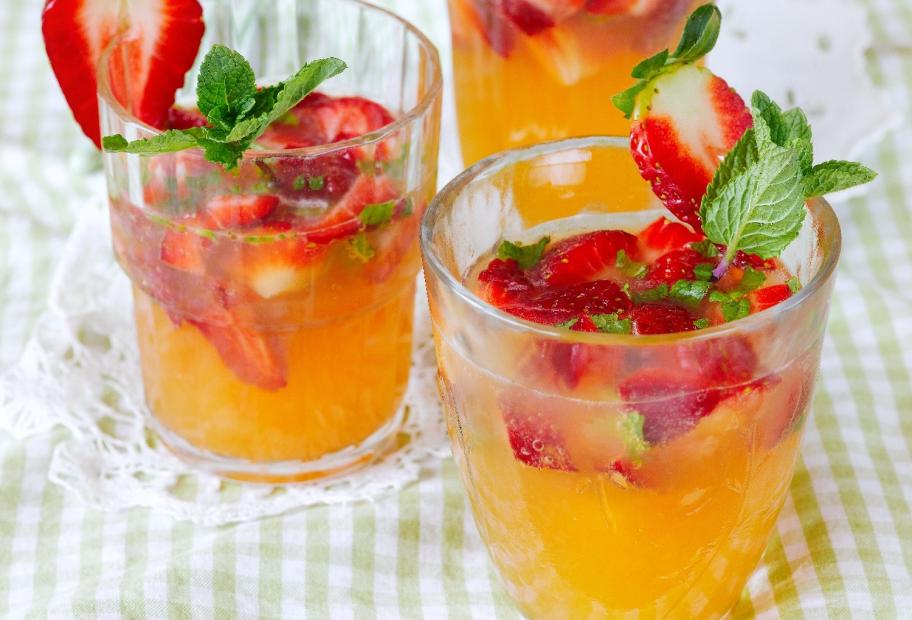 Erdbeerbowle mit Minze alkoholfrei für Kinder | Simply-Cookit