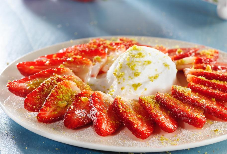 Erdbeer-Carpaccio mit Zitroneneis | Simply-Cookit