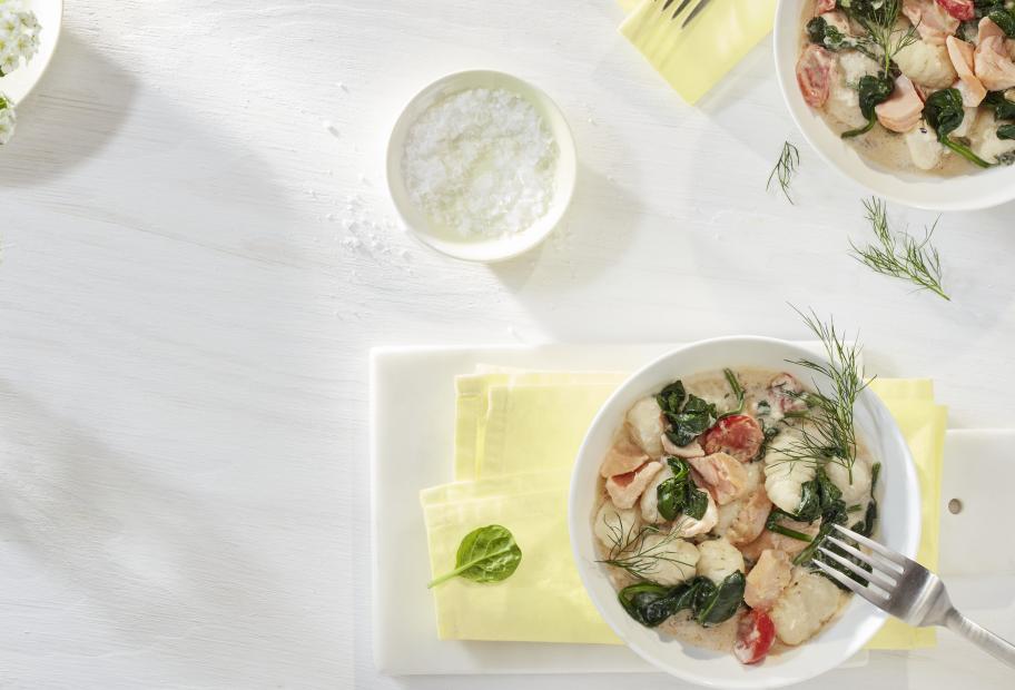 Zartes Lachsfilet wird hier in einer cremigen Frischkäsesauce mit Spinat und Kirschtomaten serviert – ein köstliches und einfaches One-Pot Gericht!
