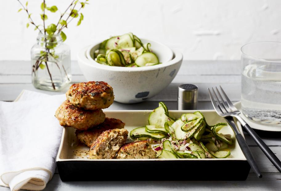 Putenfrikadellen mit Gurkensalat | Simply-Cookit Putenfrikadellen mit Gurkensalat | Simply-Cookit