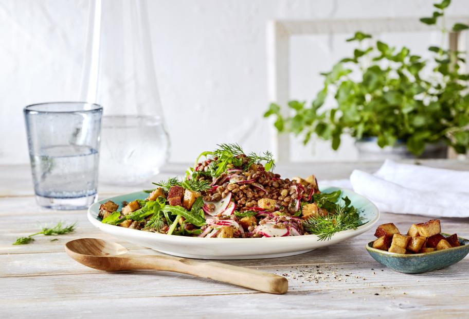 Veganer Berglinsen-Rucola-Salat mit Räuchertofu und Radieschen | Simply ...