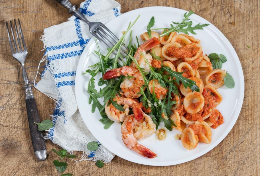 Warmer Nudelsalat mit Garnelen | Simply Cookit