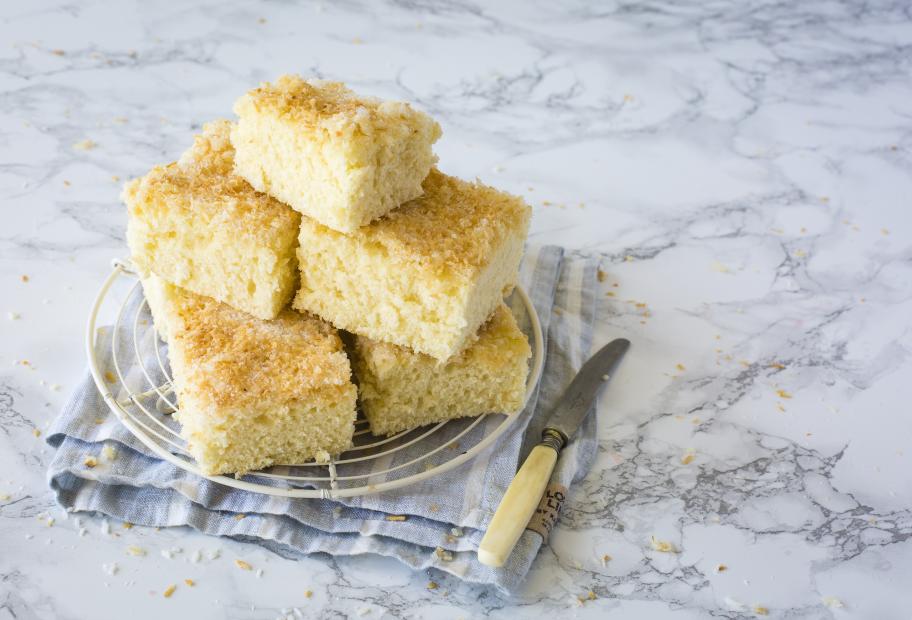 Saftiger Buttermilchkuchen mit Kokos vom Blech | Simply-Cookit