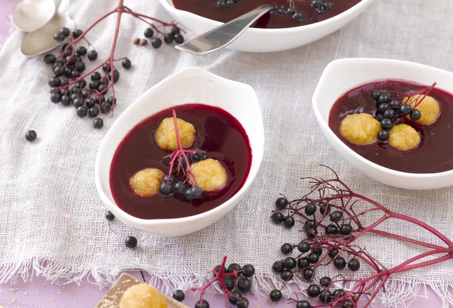 Holunderbeersuppe mit Zwiebackklößchen | Simply-Cookit