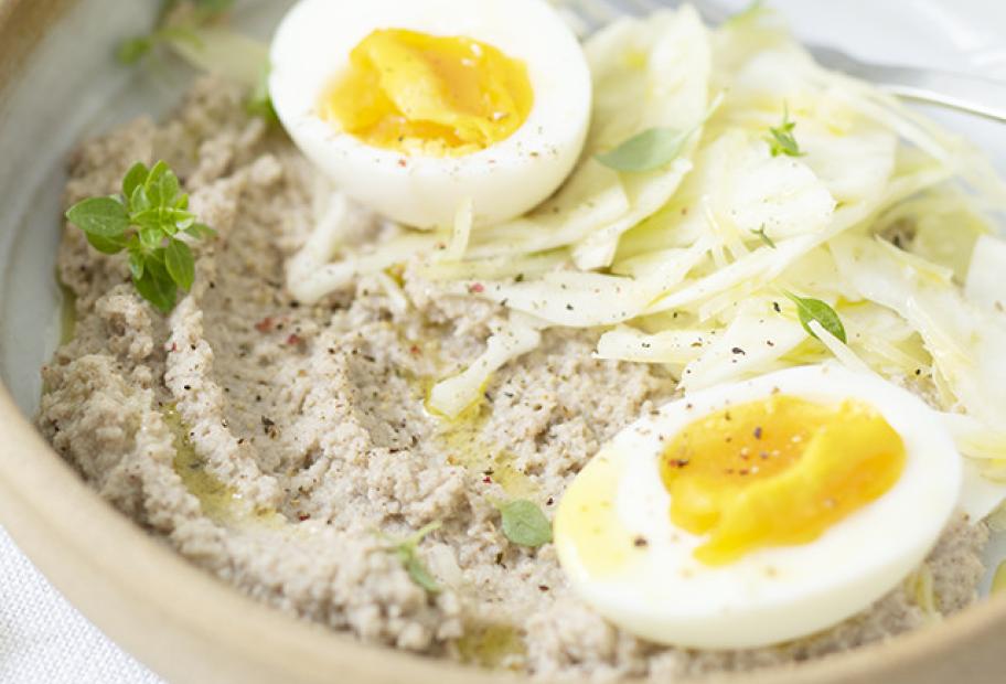 Blumenkohl-Hummus mit Karotten-Fenchel-Salat und Ei | Simply-Cookit