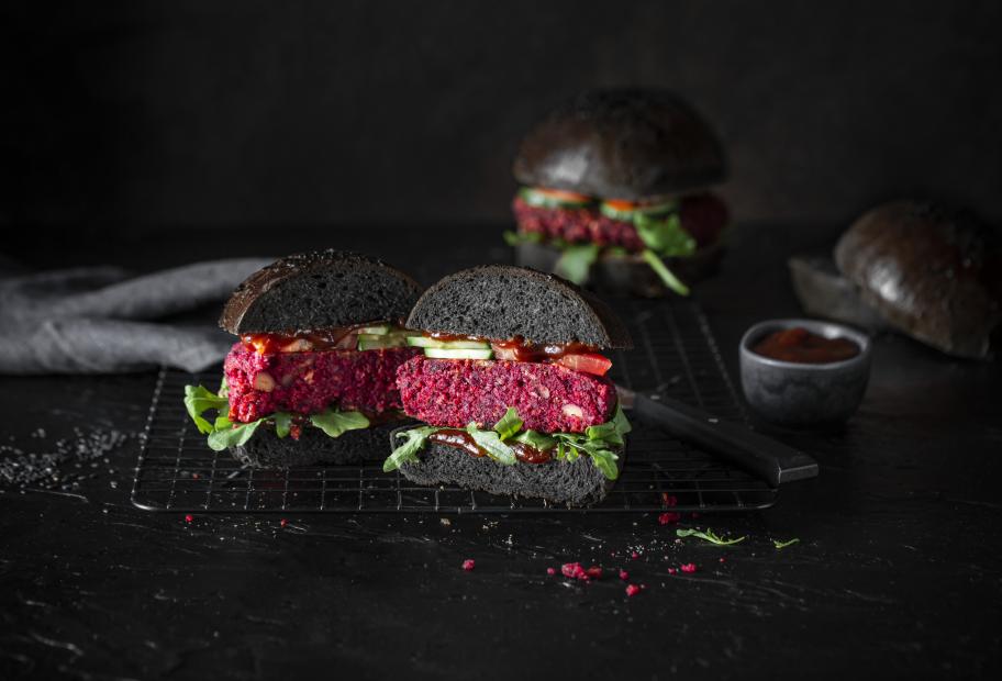 Black Bun Burger mit Rote Bete Patty | Simply-Cookit
