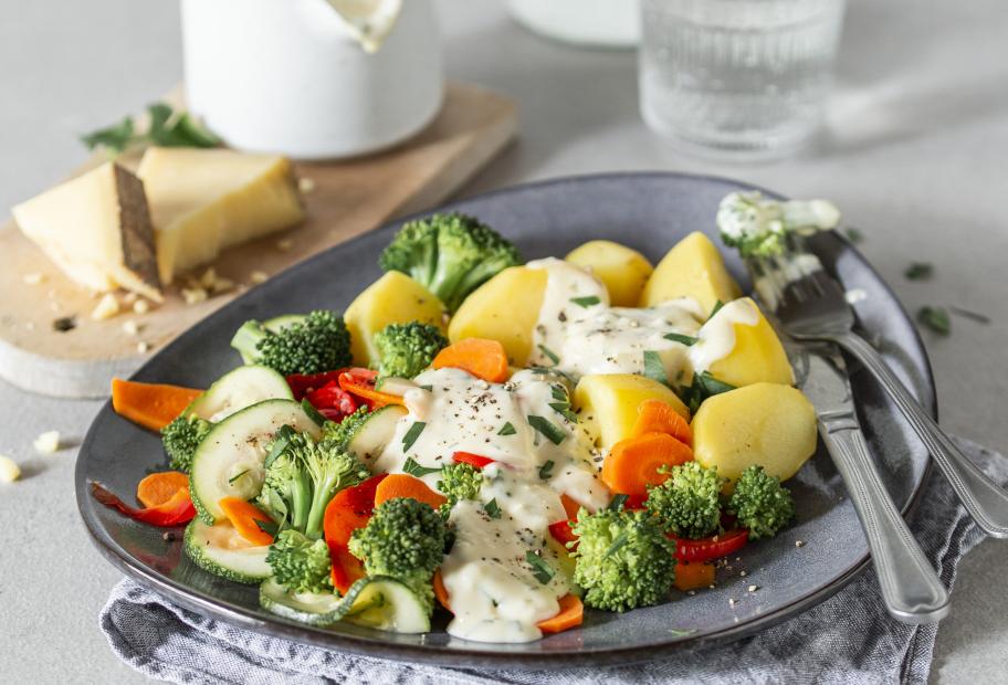Käsesauce mit Gemüse und Kartoffeln