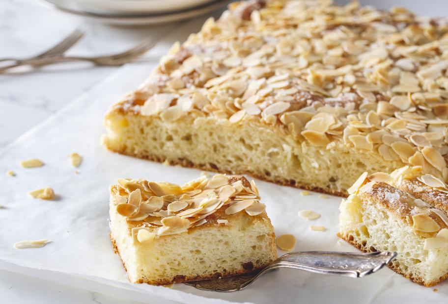 Saftigster Butterkuchen mit Mandeln vom Blech | Simply Cookit
