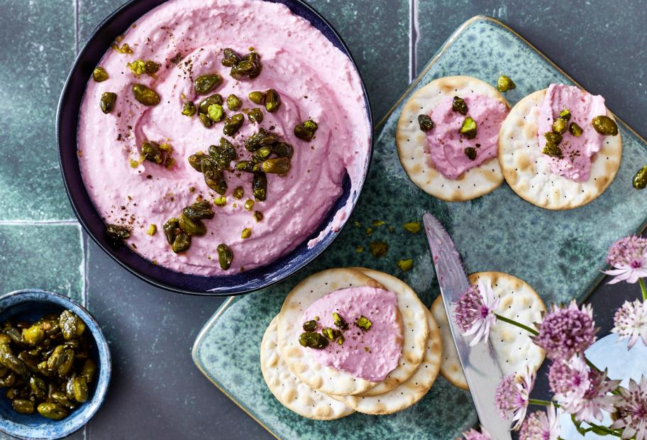 Pinker Feta-Dip mit Honig-Salz-Pistazien | Simply-Cookit