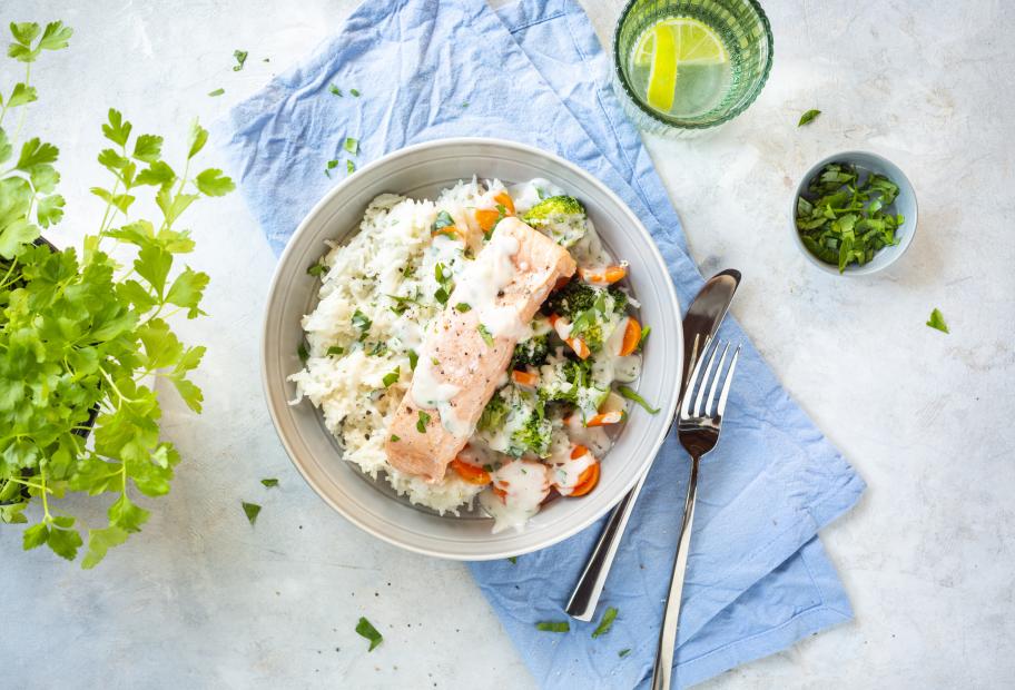 Reis mit Lachsfilet und Gemüse in Rahmsauce | Simply-Cookit