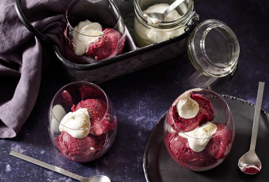 Beeren Sorbet aus roter Grütze mit Vanillesahne | Simply-Cookit