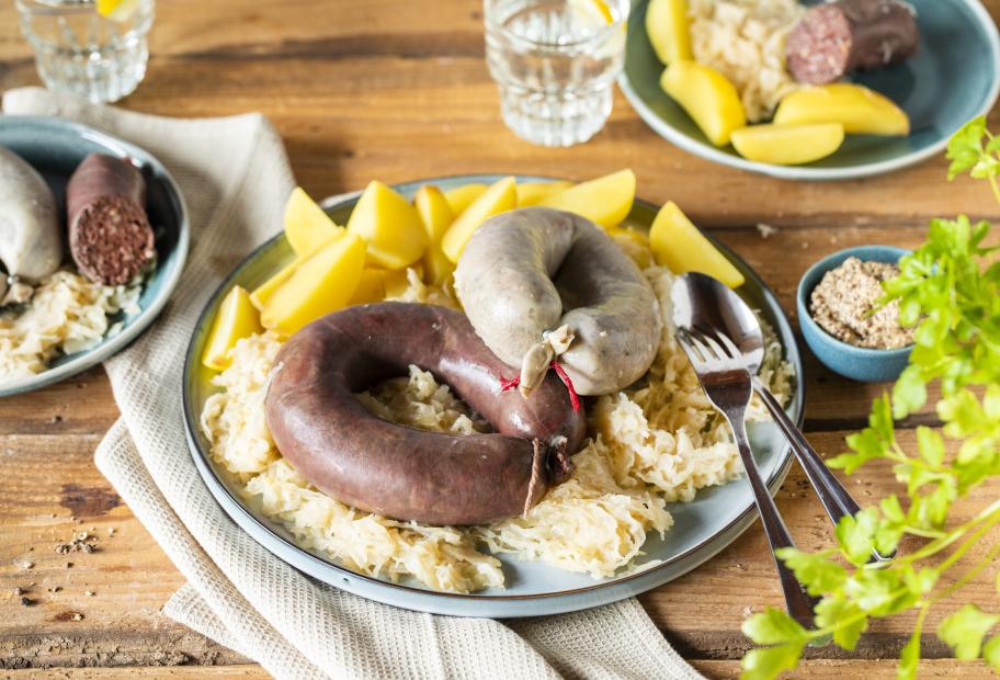 Schlachtplatte mit Salzkartoffeln und Sauerkraut | Simply-Cookit
