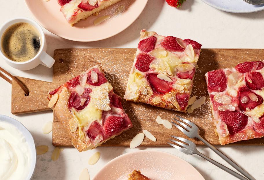 Saftiger Erdbeerkuchen vom Blech | Simply Cookit