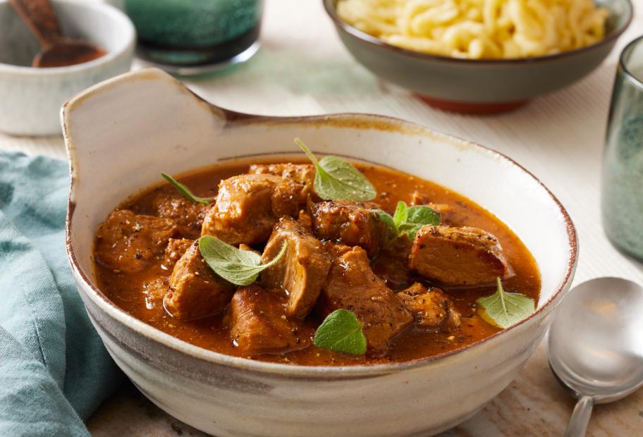 Klassisches Schweinegulasch – herzhaft &amp; einfach | Simply Cookit