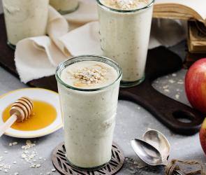 Apfel-Haferflocken-Frühstücksdrink in mehreren Gläsern.