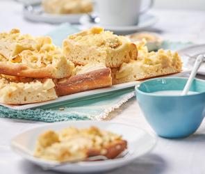 Apfelkuchenstücke auf dem Kuchenblech