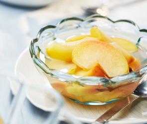 Apfelkompott mit Zimt in einer Schüssel.