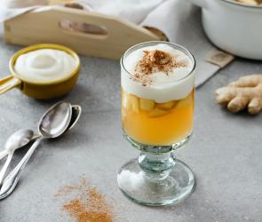 Apfelpunsch mit Eierlikörsahne in Glas