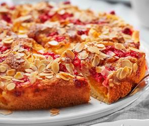 Angeschnittener Kuchen mit Mandeltopping auf Kuchentablett