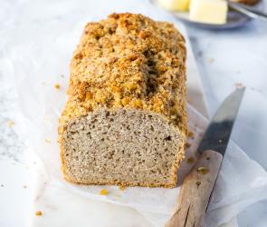 Bananen-Hafer-Brot angeschnitten auf einem Brettchen.