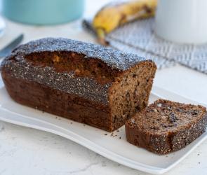 Bananenbrot mit Chiasamenim auf einem Servierteller