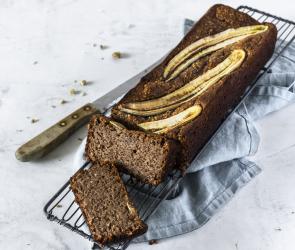 Bananenbrot mit Bananen als Deko aus dem Cookit.