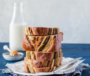 Bananenbrot (zuckerfrei) in Scheiben übereinander.