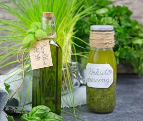 Zwei Flaschen Basilikum-Öl aus dem Cookit.