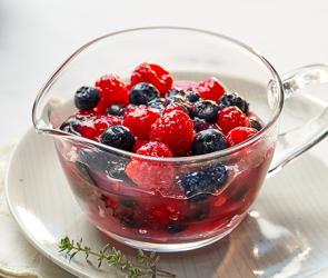 Beerensauce mit frischen Beeren in einer Sauciere